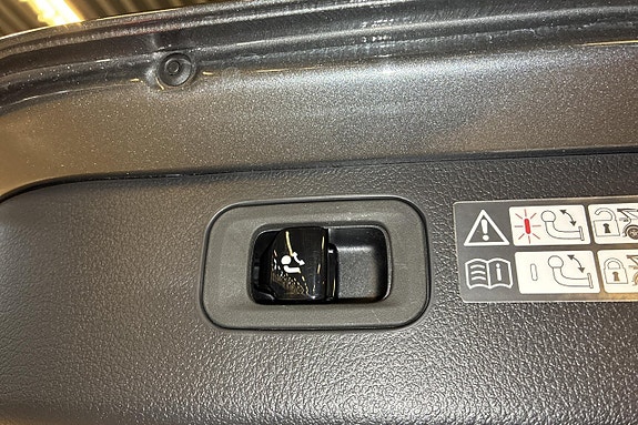 Mercedes-Benz C200 30 of 30