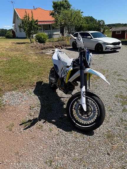 Husqvarna 701 SUPERMOTO ABS A2 2 of 5