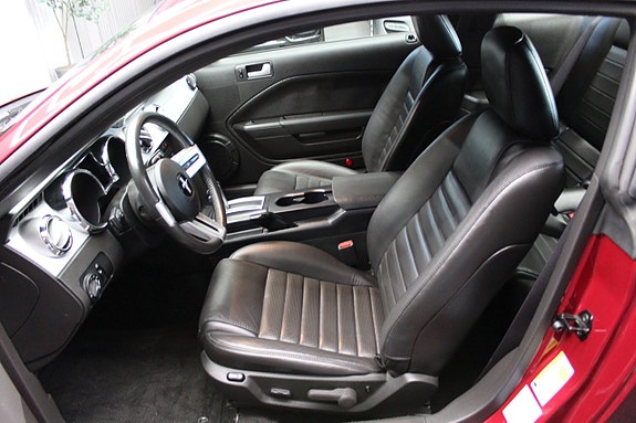 Ford Mustang 9 of 13