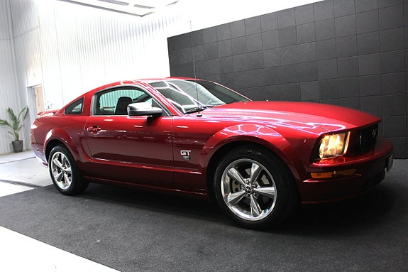 Ford Mustang 8 of 13