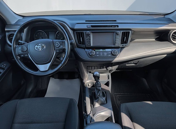 Toyota RAV4 4 of 7