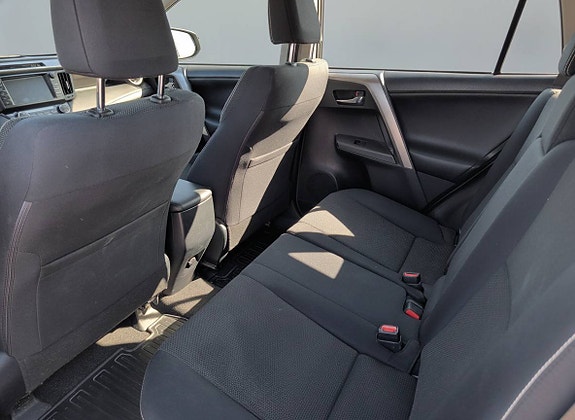 Toyota RAV4 5 of 7