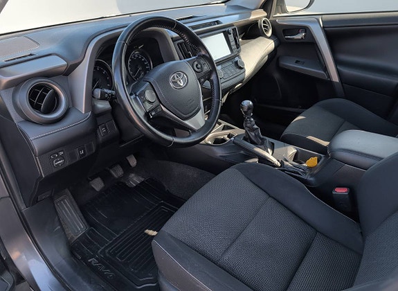 Toyota RAV4 3 of 7