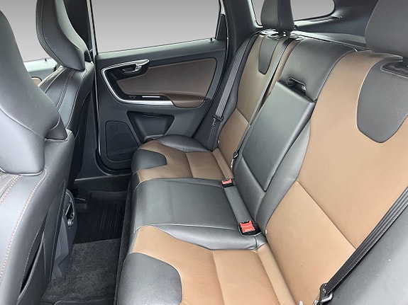 Volvo XC60 8 of 16
