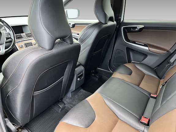 Volvo XC60 9 of 16