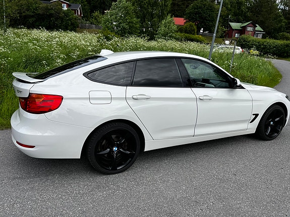 BMW 318d 2 of 5
