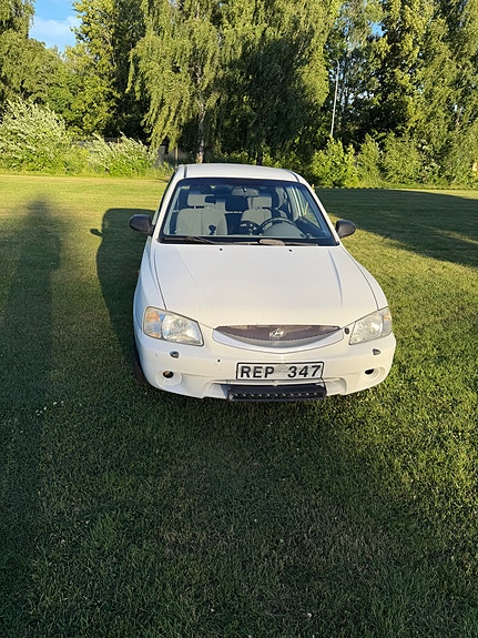 Hyundai Accent 2 of 5
