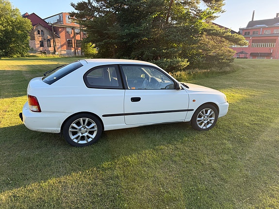 Hyundai Accent 3 of 5