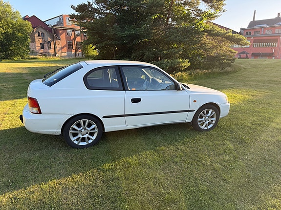 Hyundai Accent 4 of 5