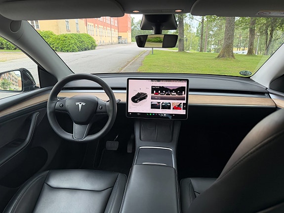 Tesla Model Y 8 of 11