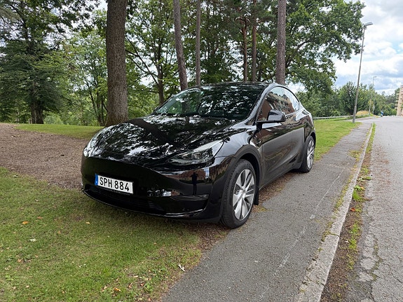 Tesla Model Y 2 of 11
