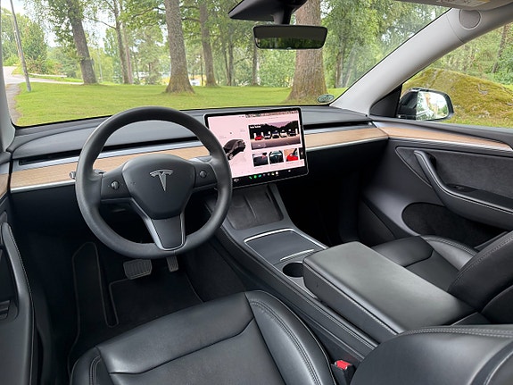 Tesla Model Y 7 of 11