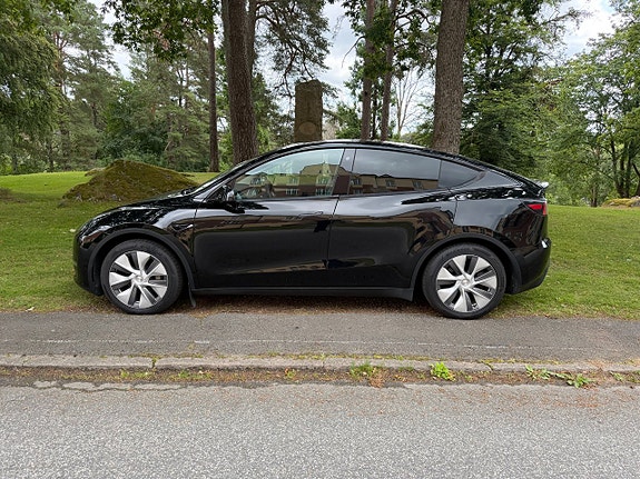 Tesla Model Y 4 of 11