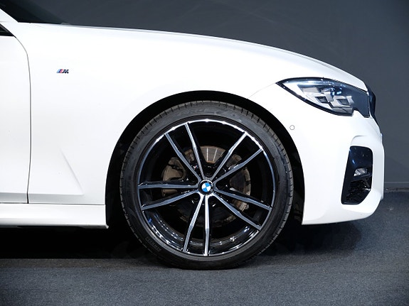 BMW 320d 3 of 12