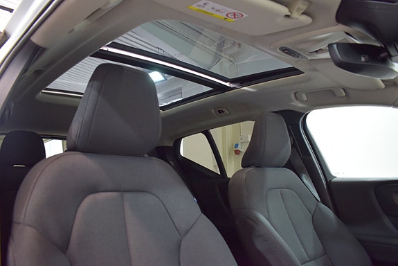 Volvo XC40 8 of 15