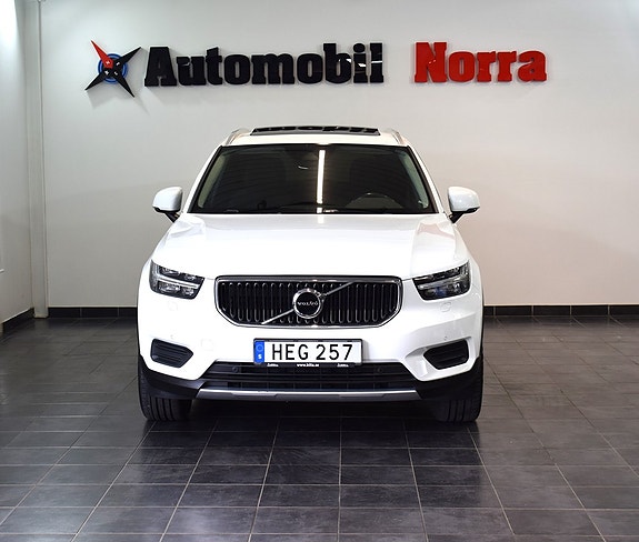 Volvo XC40 2 of 15