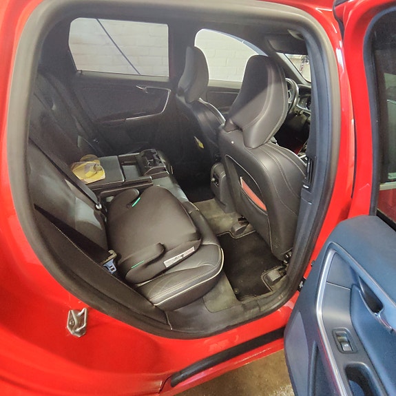 Volvo XC60 11 of 16