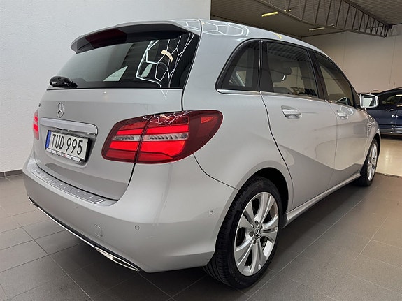 Mercedes-Benz B180 3 of 16