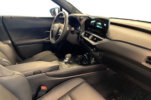 Lexus UX300h 6 of 21