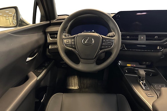 Lexus UX300h 9 of 21