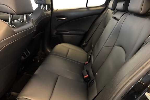 Lexus UX300h 11 of 21