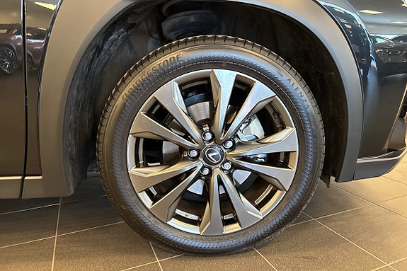 Lexus UX300h 15 of 21