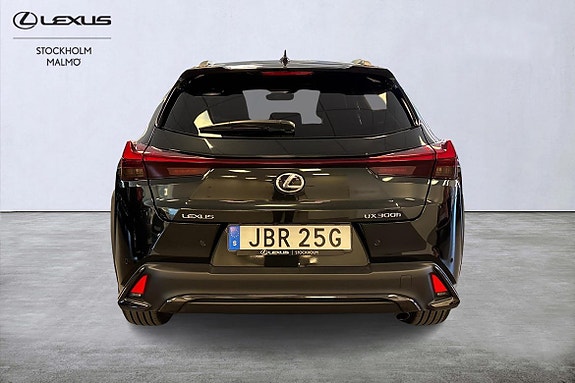 Lexus UX300h 4 of 21