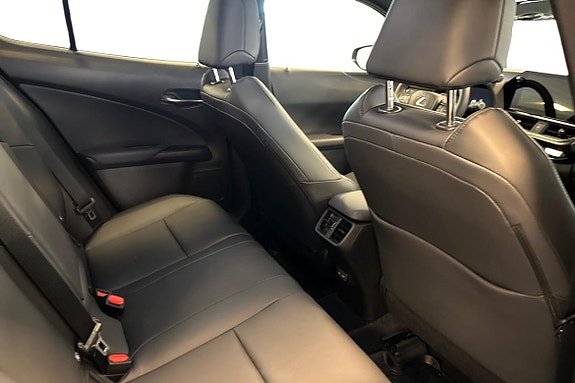 Lexus UX300h 7 of 21
