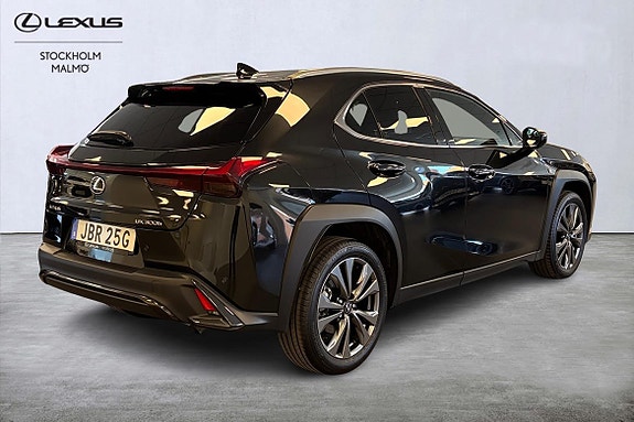 Lexus UX300h 17 of 21