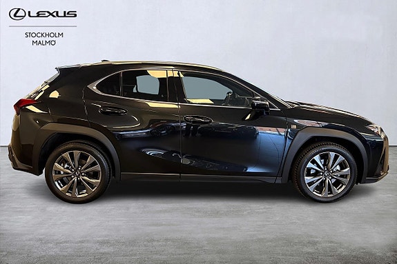 Lexus UX300h 16 of 21