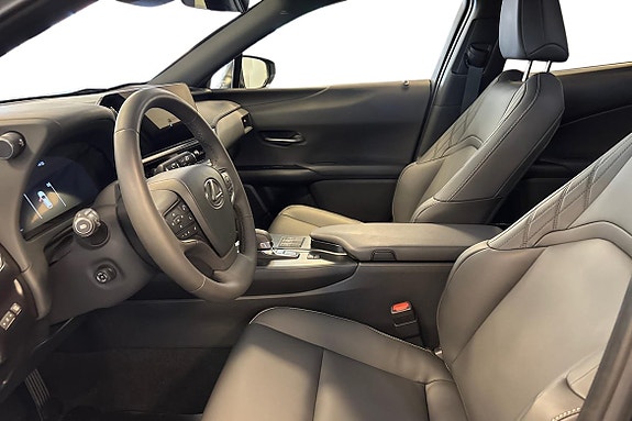 Lexus UX300h 12 of 21