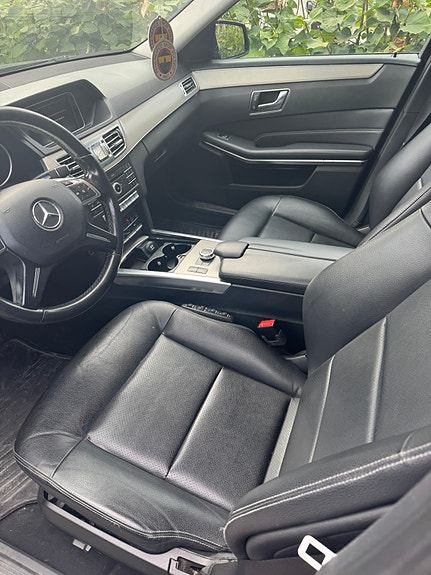 Mercedes-Benz E220 3 of 6