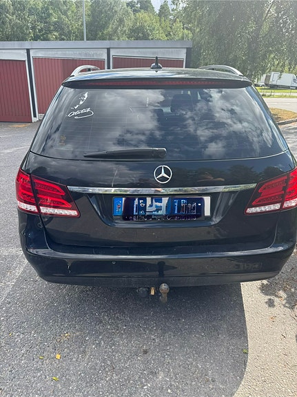 Mercedes-Benz E220 2 of 6