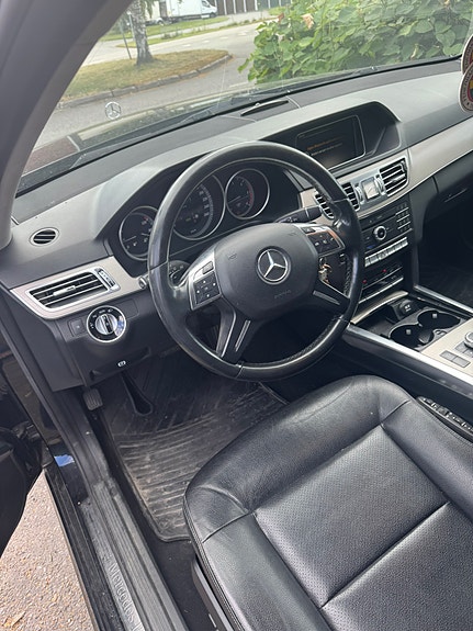 Mercedes-Benz E220 4 of 6