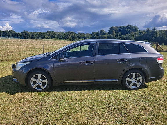 Toyota Avensis 2 of 8
