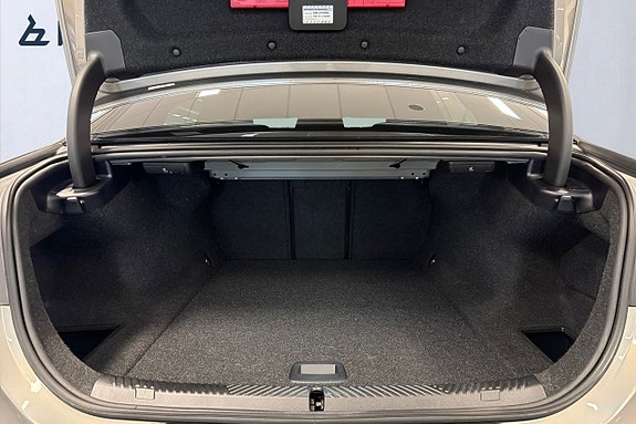 BMW i5 10 of 18