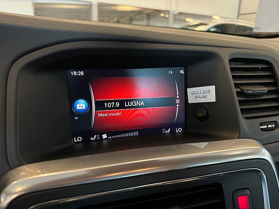 Volvo V60 Cross Country 21 of 28