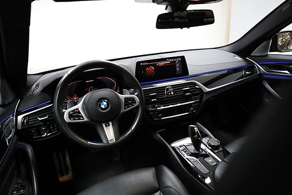 BMW M550i 4 of 26