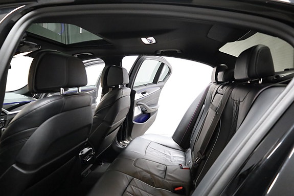 BMW M550i 9 of 26