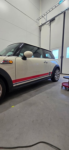 MINI Cooper 2 of 4