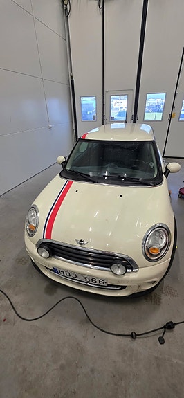 MINI Cooper 3 of 4