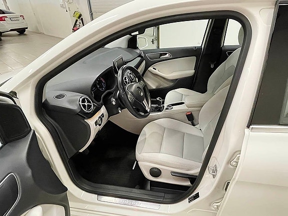 Mercedes-Benz B180 4 of 7