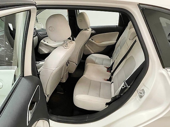 Mercedes-Benz B180 5 of 7
