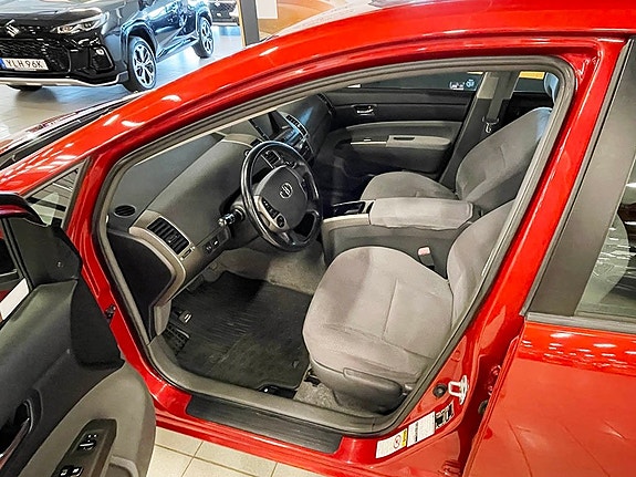 Toyota Prius 3 of 6