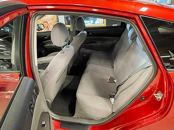 Toyota Prius 4 of 6