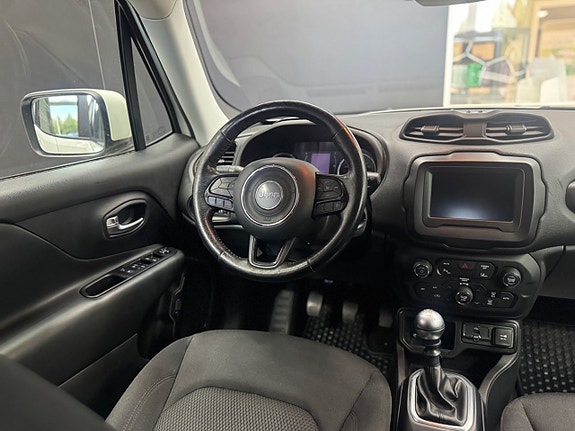 Jeep Renegade 10 of 16