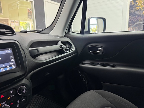 Jeep Renegade 15 of 16