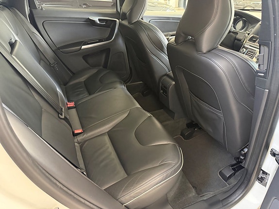 Volvo XC60 10 of 21