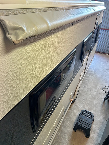 Hobby 460LU DeLuxe– 2018  Solceller & Markis 13 of 17