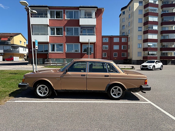 Volvo 244 2 of 10